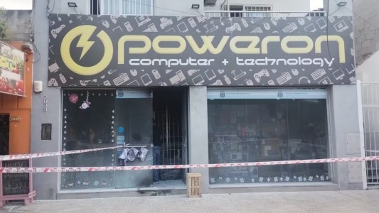 Lanzaron bomba molotov e incendiaron local de computación en Córdoba