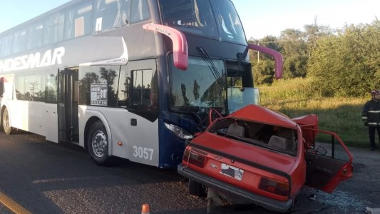 Una pareja falleció tras chocar contra un colectivo al sur de Córdoba: su hijo de 7 años está vivo de milagro