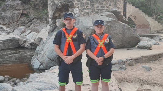 Dos policías rescataron a una niña del río Anisacate