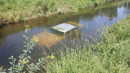 Auto cae a un canal en Córdoba tras una falla mecánica