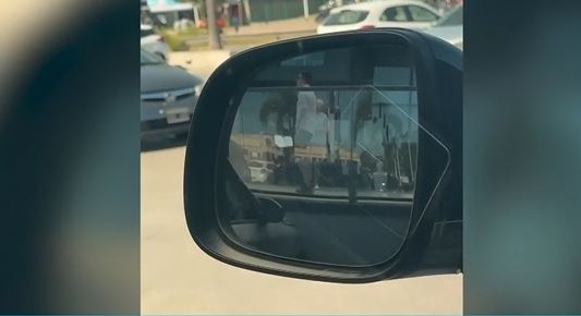 Un conductor filmó cómo roban los autos con inhibidores en los estacionamientos de los shoppings