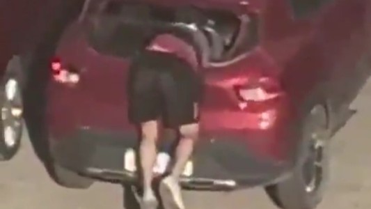 Video: rompieron el vidrio de un auto estacionado en Villa El Bordo y huyeron con la rueda de auxilio