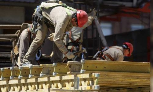 El salario mínimo cayó un 30% en un año y hubo un leve repunte del empleo asalariado formal