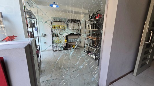 Un naranjita asaltó dos veces al mismo negocio en menos de 48 horas, a metros de la Central de Policía