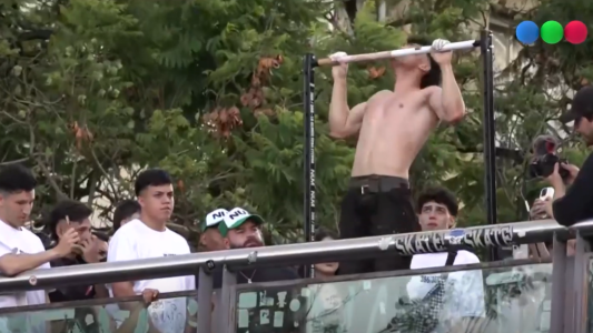 Ante una multitud en el Obelisco, el influencer Gero Arias completó el "reto de las dominadas"