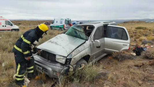 Volvían de las vacaciones en Bariloche, volcaron en la ruta y murió una acompañante