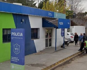Detienen a una comisario y a cuatro policías acusados de extorsionar a un vecino en Glew