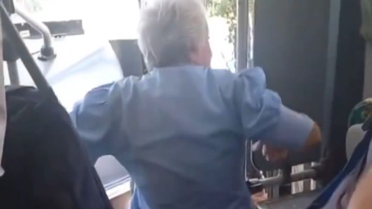 Video: una jubilada con discapacidad tuvo dificultades para subir a un colectivo interurbano en Córdoba