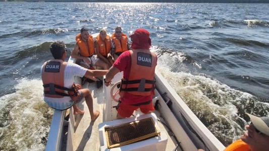 Cruz del Eje: la Patrulla Náutica salva a tres personas de un velero hundido