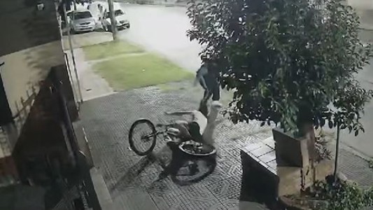 Video: Se tiró arriba del ladrón e impidió que le robe la bicicleta