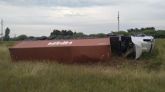 Un camión volcó y provocó un desastre en el interior de Córdoba