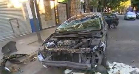 Un auto con 45 infracciones de tránsito y sin seguro chocó contra dos vehículos estacionados y volcó: un herido