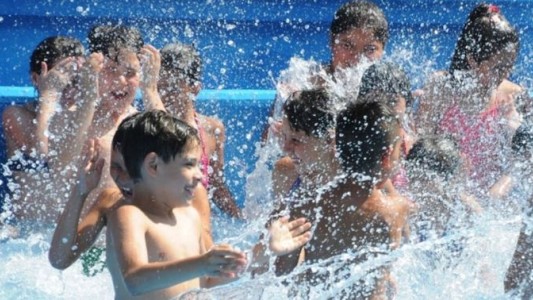Otitis de verano: la pileta es más nociva que el agua de mar o río