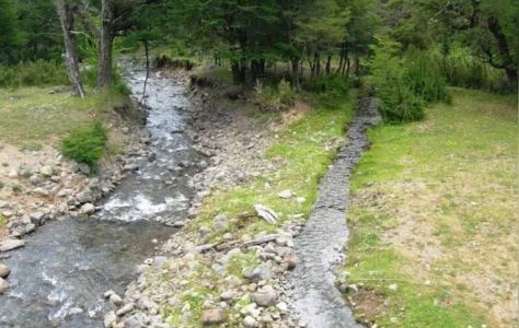 Argentina sorprendente: un arroyo une dos océanos