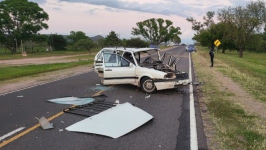 Impactante choque frontal entre un móvil de la Caminera y un auto en Embalse: hay un herido grave