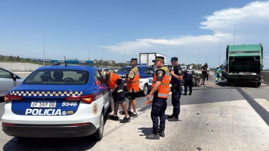 Choque entre una camioneta y un camión de residuos en Circunvalación
