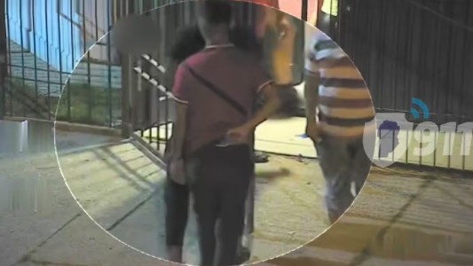 Un hombre amenazó con dos armas en una fiesta, lo vieron por las cámaras y quedó detenido