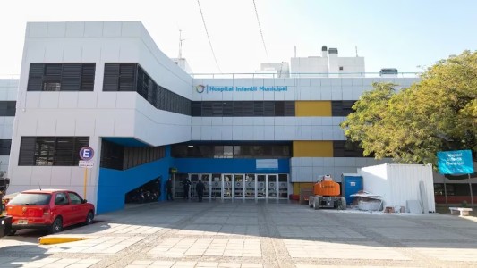 Un niño de 14 años abrió la heladera descalzo, se electrocutó y está internado