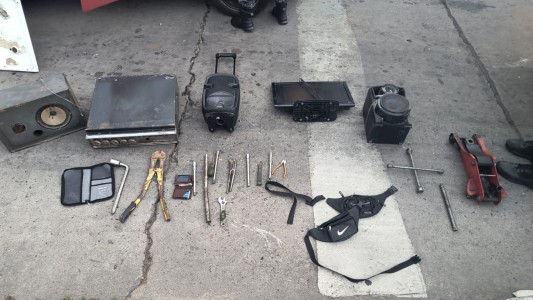 Delincuentes robaron dos negocios, escaparon y chocaron contra un vehículo en Córdoba