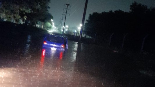 En medio de las tormentas: intentó cruzar un vado y su auto quedó hundido