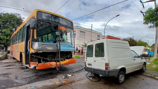 Chocaron un colectivo de la empresa Coniferal y un auto en barrio Ayacucho: hay personas atrapadas