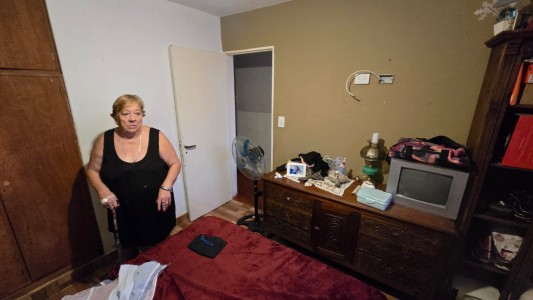 Delincuentes golpearon y asaltaron a una mujer de 80 años en barrio Quebrada de las Rosas