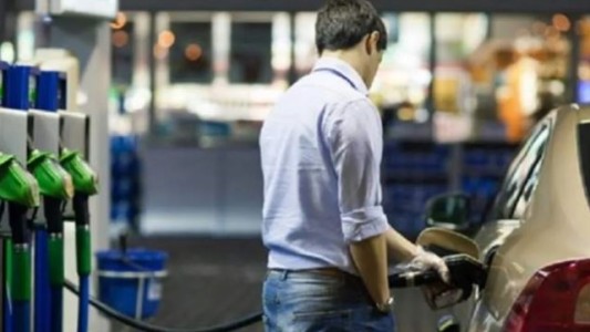 El Gobierno oficializó la medida que permite el autoservicio de combustibles
