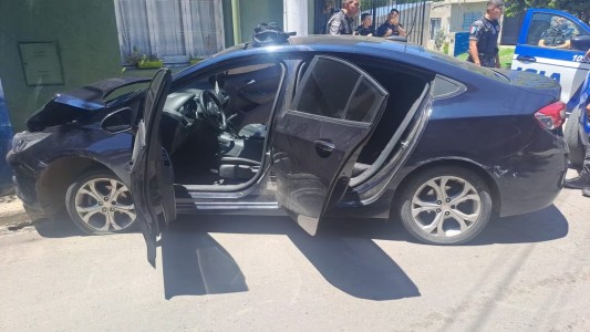Persecución de película: robaron un auto, escaparon y terminaron chocando contra un poste en Córdoba