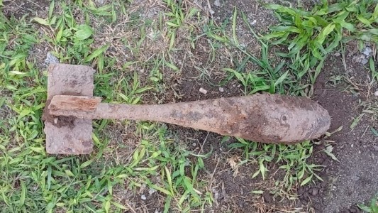 Realizaba un pozo para instalar una pileta y encontró una bomba