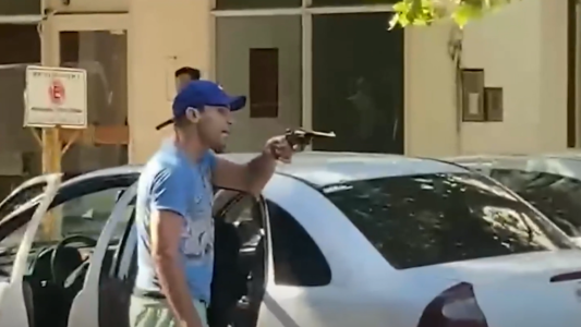 Video: discusión de tránsito con un arma en mano