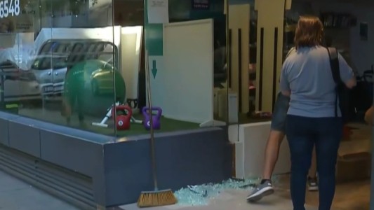 Delincuentes rompieron el vidrio de un comercio para robar, pero terminaron huyendo sin nada