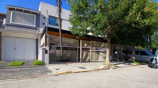 Un auto se incrustó en una casa: investigan si corría una picada