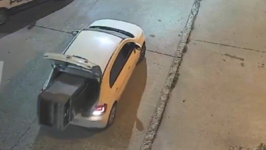 Video: detuvieron a tres personas que trasladaban una heladera robada en el baúl de un auto