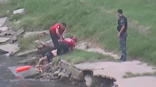Robó, se tiró al río para escapar y finalmente fue detenido
