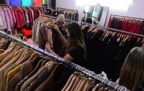 Córdoba: filmaron a dos mecheras robando ropa en un local