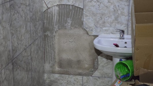 Por un boquete, ingresaron a una distribuidora y robaron sus elementos