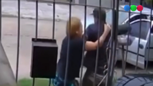 Video: una mujer se defendió a las piñas de los delincuentes que intentaron robarle el celular