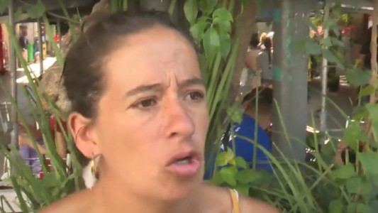 Tiene 4 hijos y subsiste vendiendo medias en la peatonal