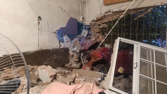 Dos jóvenes incrustaron su auto en una casa y embistieron a la dueña