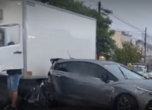 Accidente en Córdoba: un auto chocó contra un camión en Av. Colón y Río Bamba