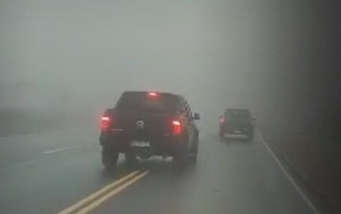 Altas cumbres: una camioneta cruzó cuatro veces la doble línea amarilla en plena tormenta
