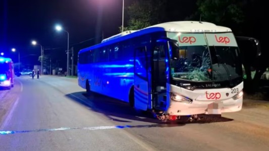 Un motociclista de 18 años murió tras chocar contra un colectivo