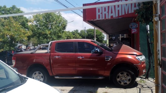 Una camioneta impactó contra una despensa en barrio Alto Palermo