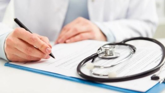 Falsificó un certificado médico para obtener 10 días extra de licencia y la descubrieron
