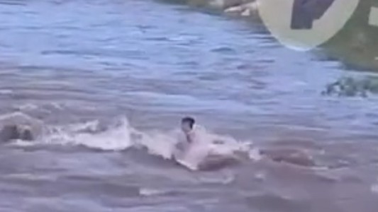 Un joven de 22 años se lanzó al cauce del Río Suquía para escapar de la policía: lo detuvieron