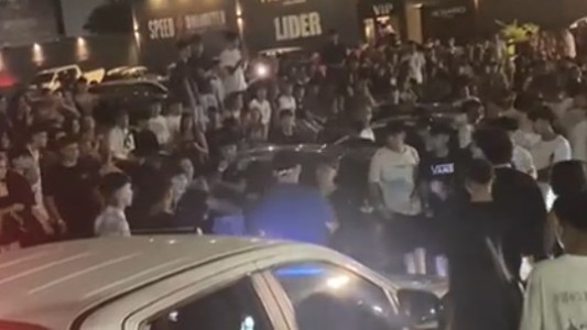 Video: violenta pelea de jóvenes a la salida de un boliche en Córdoba