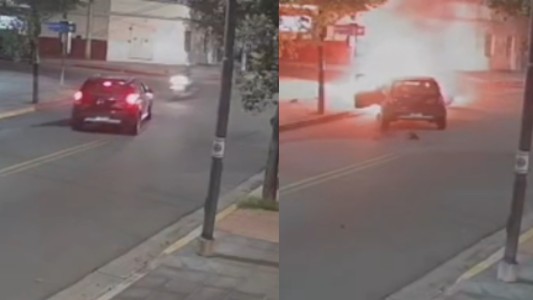 Impactante: una moto se prendió fuego tras chocar con un auto en Córdoba