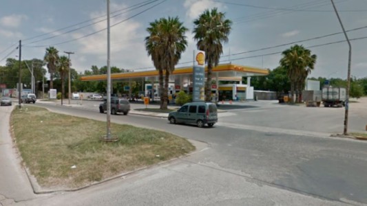 Motochorros balearon a una empleada de una estación de servicio en Córdoba