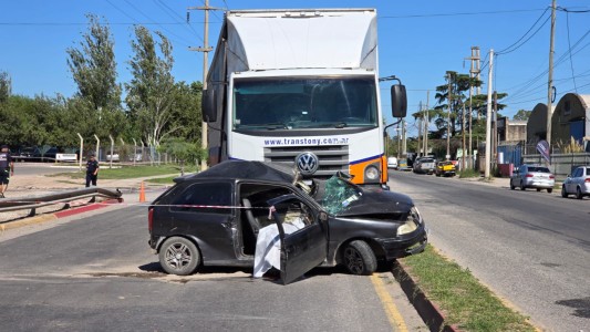 Un hombre murió tras chocar contra un camión en barrio San Felipe