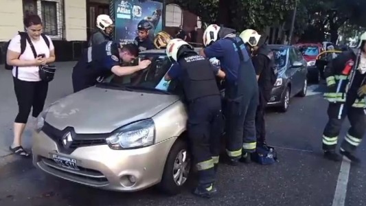 Dramático rescate de una bebé que quedó encerrada en un auto en Caballito